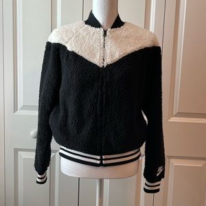 Nike Sherpa fleece sportswear black & white jacket pre owned size M